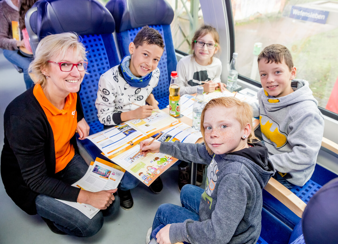 © andreaslander.de Frau Havemann mit Kindern im Zug