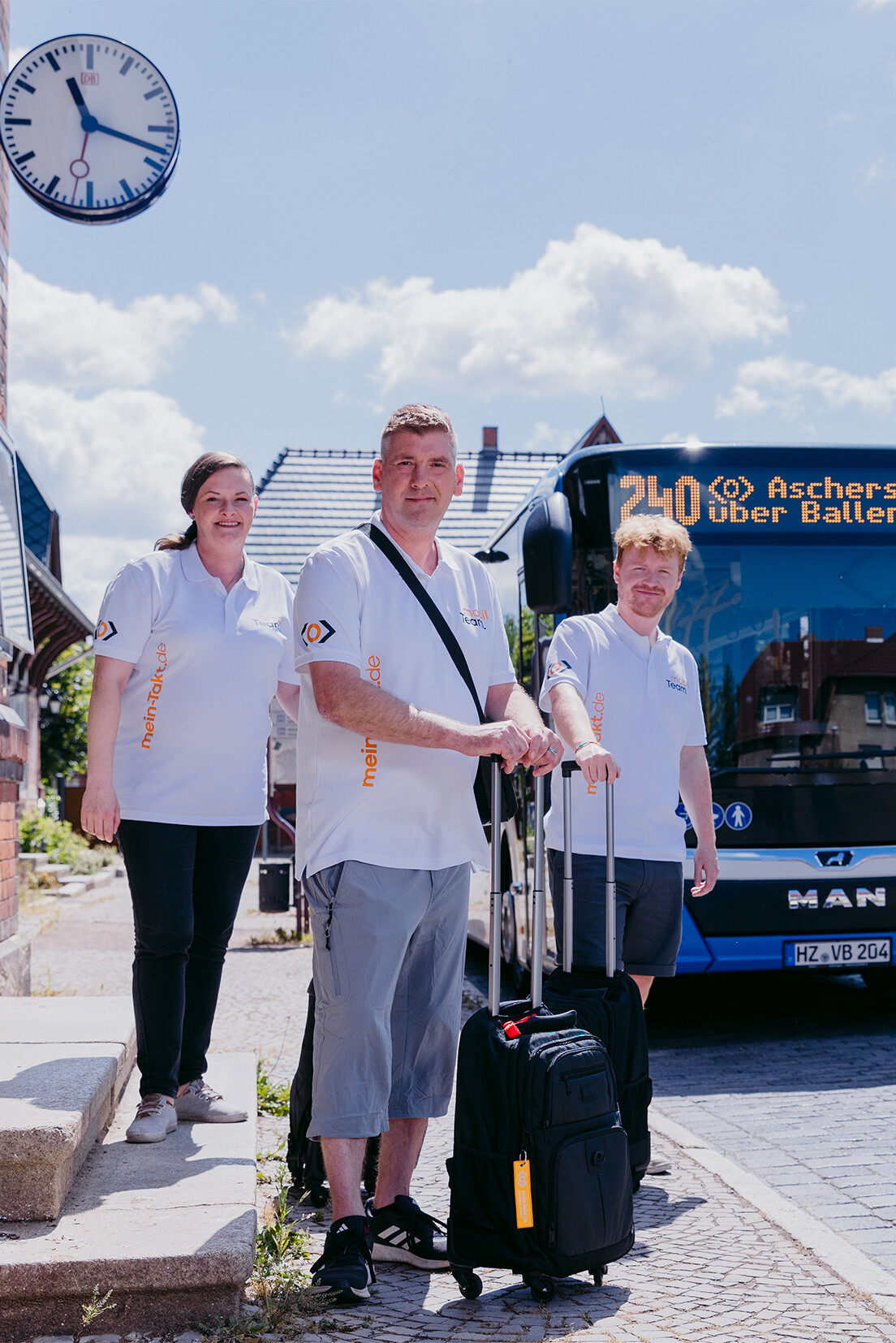 Die Mitglieder des Mobilteams stehen vor einem Bus
