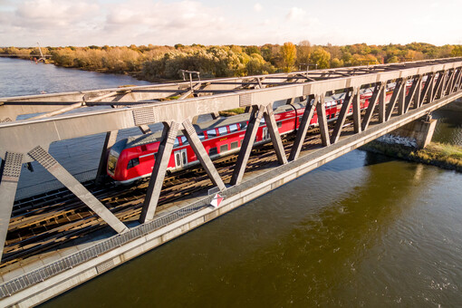 Fahrender Zug über Brücke