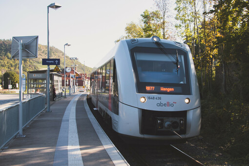 Wartender Abellio am Bahnsteig