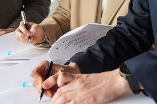 Vertragsunterzeichnung Rahmenvereinbahrung ©Deutsche Bahn AG, Volker Emersleben Ein Bildausschnitt von Händen, die die Rahmenvereinbahrung unterschreiben