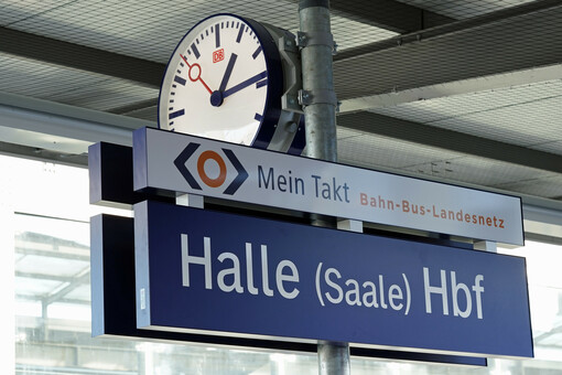 Schild "Halle (Saale) Hbf"