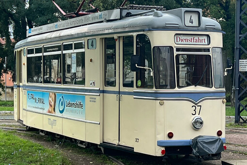 Ein Triebwagen des Typs „Gotha“ der Naumburger Straßenbahn fährt durch die Stadt